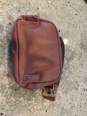 lululemon athletica Compact Belt Bag in Mauve Pink